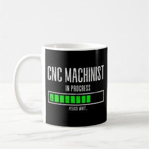 CNC-maskinist pågår. Vänta.. Kaffemugg
