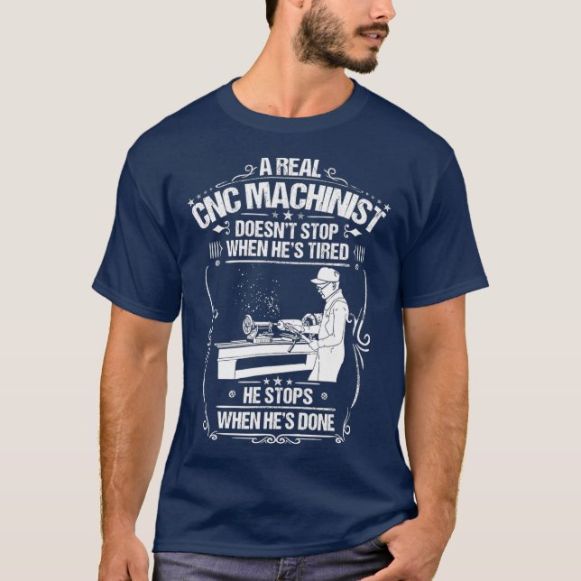 CNC-operatör när han har utfört CNC-maskiner T Shirt (Framsida)