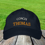 COACH "namn" broderade basebollsockel / guld Broderad Keps<br><div class="desc">Broderade hattar: Klassiskt golden/svart modebasebolllock med texten "COACH" och ditt "namn" för världens bästa tränare,  sport,  träning,  lagbyggnad/familjespel</div>