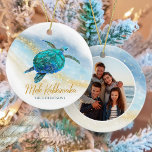 Coastal Beach Sea Turtle Mele Kalikimaka Photo Julgransprydnad Keramik<br><div class="desc">Den hawaiiska tropiska kustens temade helgdag är lätt att personlig med namn i framsidan och ett foto på baksidan, och har en vattenfärgad turkotisk blåhavssköldpadda på en strandbakgrund i abstrakten med en glatt våg från guld glitter och guld Mele Kalikimaka. Kolla in samlingen för fler matchande produkter, eller kontakta mig...</div>