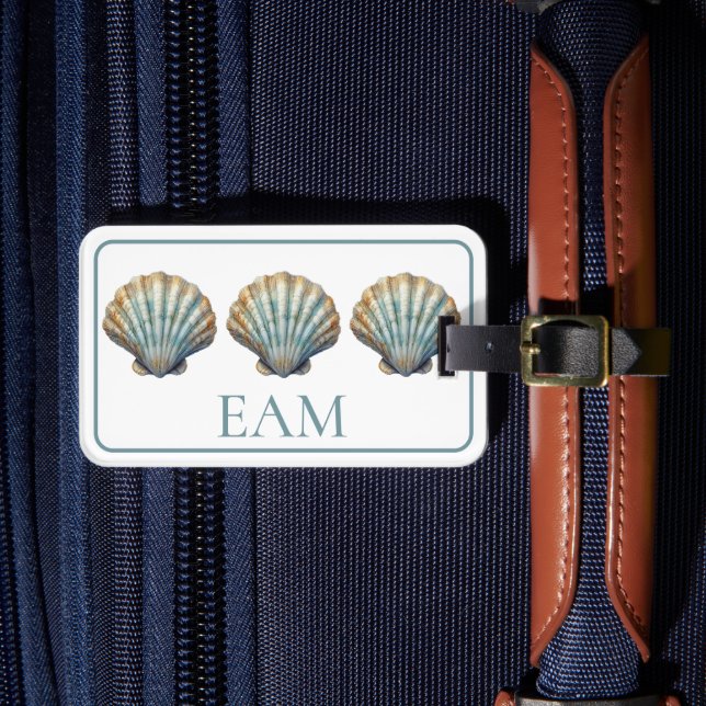 Coastal Blue Scallop Seashell Monogram Bagagebricka (Framsida Insitu 4)