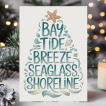 Coastal Julgran Beach Helgkort<br><div class="desc">Fira julhelgen med kustvibes! Julkortet Bay Tide Breeze Seaglass Shoreline ger en ny, brinnande känsla med sin oceaniska design. Det här kortet är en perfekt för alla som kärlekar stranden. Det har en havsbottnen inslag som svält, sjöhäckar och lugnande blåtoner. Oavsett om du skickar varm jul önskemål från kusten eller...</div>