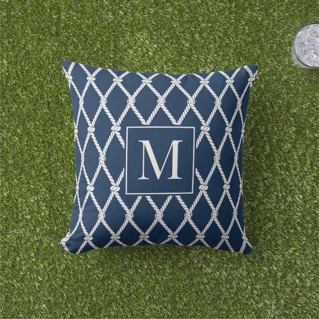 Coastal Preppy Marin Monogram – Marinblå & Vit Kudde (Gräs)