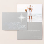 COASTAL SILVER MODERN CHRISTMAS-KORT BEACH PHOTO FOLIERAT KORT<br><div class="desc">Den här lilla silver-folien på premiumfoten grått-papper erbjuder ett unikt sätt att din familjestand bilder (eller eventuella tropiska bilder eller kustfoton!). Den enkla stiliserade upphöjda metallfolie vågar och julstjärna på framsidan ger symboliskt ett modernt kustlevande julvibe med ett familjefoto på insidan för att ge en mottagare ett leende. Lägg bara...</div>