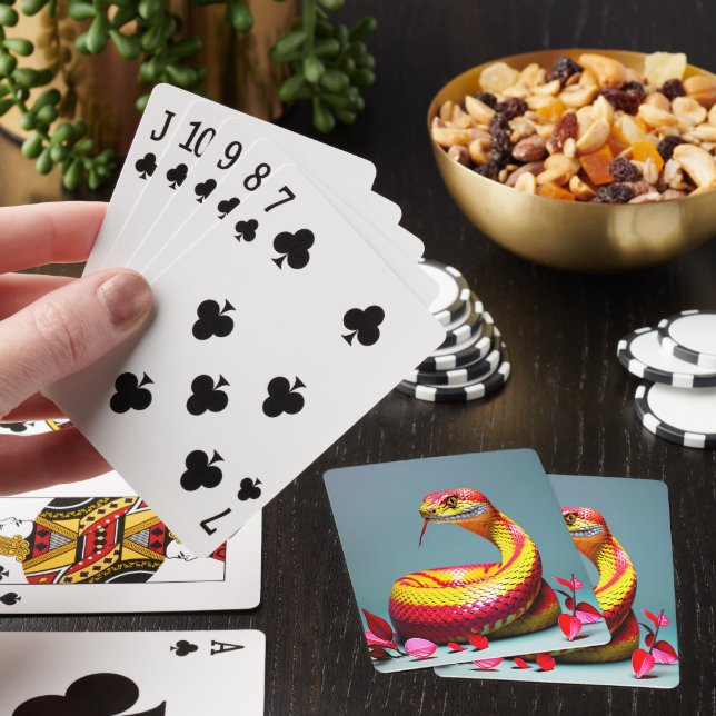 Cobra-orm med pulserande rödskinn och gult casinokort (På plats)