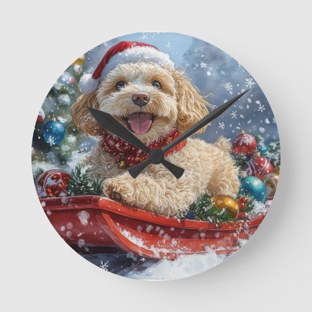 Cockapoo-hund i släde Låt det snöa jul Rund Klocka (Framsida)