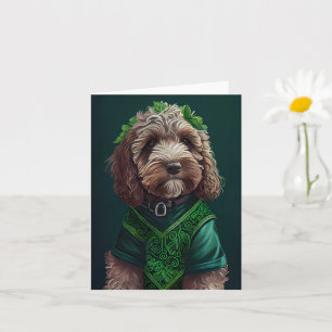 Cockapoo-hund i St. Patricks dag-kostym Kort