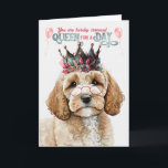 Cockapoo Hund Queen for Day Funny Birthday Kort<br><div class="desc">Mamma känner sig säkert som kunglighet när hon får denna roligt och ett humoristiskt födelsedagskort från sin Cockapoo hund.</div>