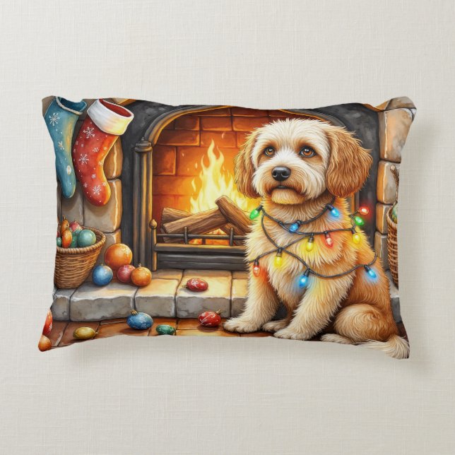 Cockapoo Sitting by Fireplace with Christmas Light Prydnadskudde (Baksidan)