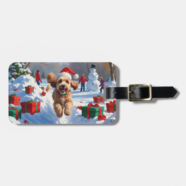 Cockapoo springer i snö med julhatt bagagebricka (Horisontell Framsida)