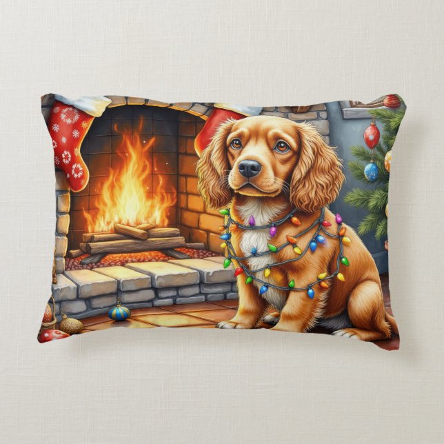 Cocker Spaniel by Fireplace with Christmas Lights Prydnadskudde (Baksidan)
