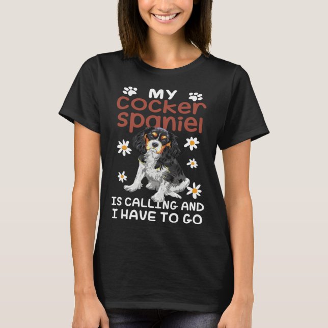Cocker Spaniel Dog Is Calling Daisy Flower T Shirt (Framsida)