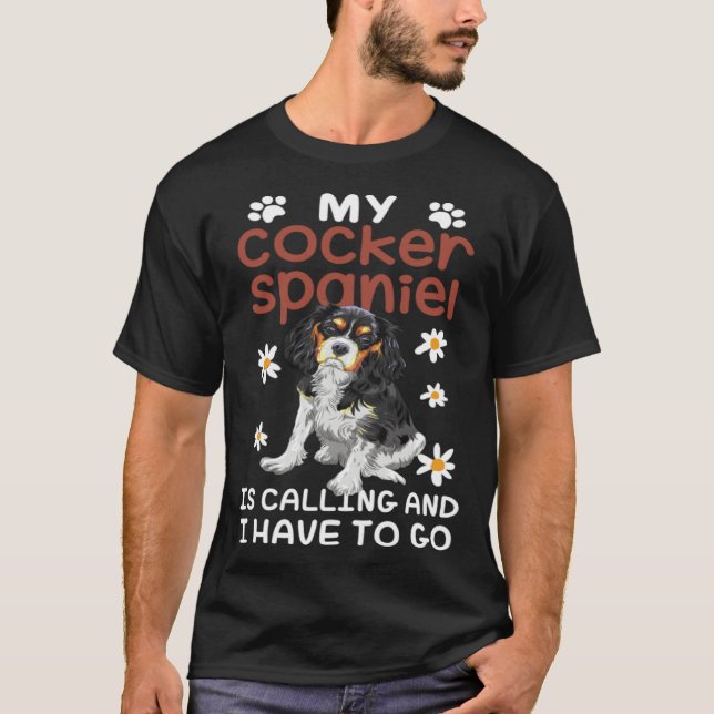 Cocker Spaniel Dog Is Calling Daisy Flower T Shirt (Framsida)