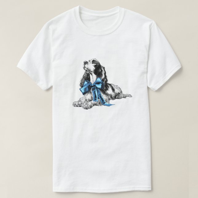 Cocker Spaniel Hund med Blå Slinga Handritad Skiss T Shirt (Design framsida)