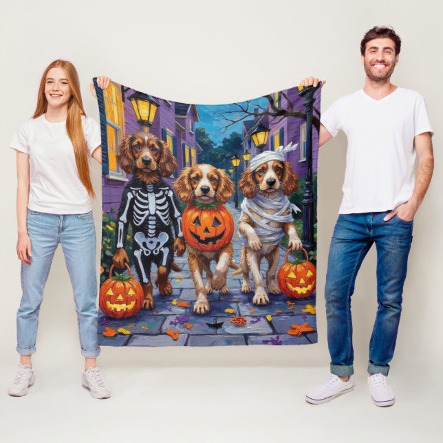 Cocker Spaniel Hundar som går på Halloweentrick-or Fleecefilt (På plats)