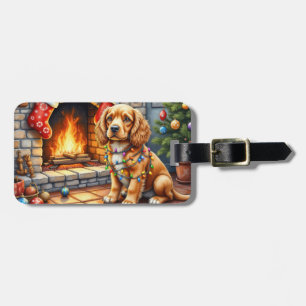 Cocker Spaniel vid öppen spis med julbelysning Bagagebricka