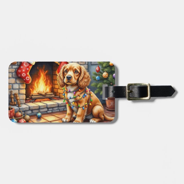 Cocker Spaniel vid öppen spis med julbelysning Bagagebricka (Horisontell Framsida)