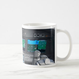 Cockpiten för stämningM2-jeten instrumenterar Kaffemugg