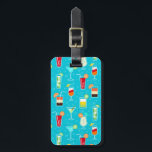 Cocktail Mönster på Teal Background Bagagebricka<br><div class="desc">Sömlös bakgrund i mönster med alkoholdrinkar av martini margarita tequila vodka vektor © och ® Bigstock® - Med ensamrätt på Höger.</div>