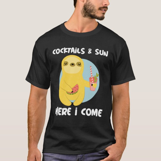 Cocktails and Sun Here I Come Sloth Summer Vacatio T Shirt (Framsida)