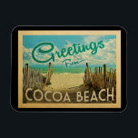 Cocoa Beach Vintage resor Magnet<br><div class="desc">I den här vintagen från kakaobankern i Hälsning finns en sandstrand med vackra turkoshavet vatten och över havet,  ett blå himmel med giftiga vita moln. I vintage resor stil.</div>