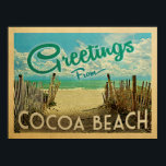 Cocoa Beach Vintage resor Poster<br><div class="desc">I den här vintagen från kakaobankern i Hälsning finns en sandstrand med vackra turkoshavet vatten och över havet,  ett blå himmel med giftiga vita moln. I vintage resor stil.</div>