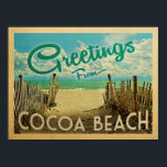 Cocoa Beach Vintage resor Poster<br><div class="desc">I den här vintagen från kakaobankern i Hälsning finns en sandstrand med vackra turkoshavet vatten och över havet,  ett blå himmel med giftiga vita moln. I vintage resor stil.</div>