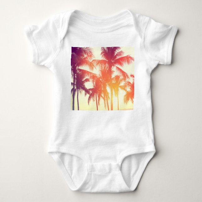 Coconut Beach: Vintage Tropical Warmth. T Shirt (Framsida)