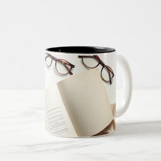 Coffee & Books Mug - Cozy Reading Lover Gift Två-Tonad Mugg