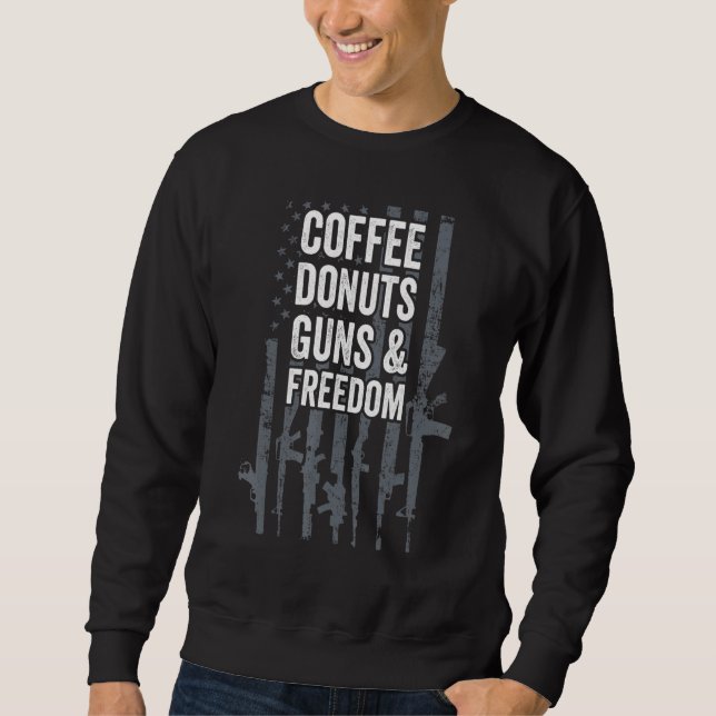 Coffee Donuts Guns Freedom Gun Joke USA flagga Lång Ärmad Tröja (Framsida)