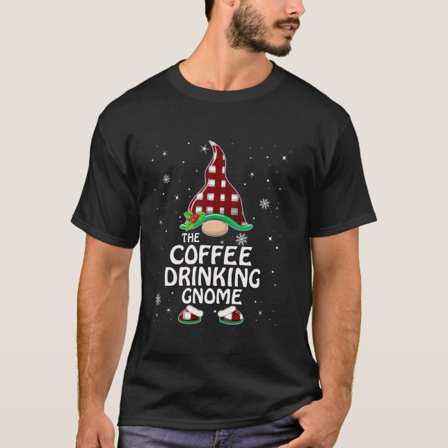 Coffee Drinking Gnome Buffalo Plaid Family Christm T Shirt (Framsida)