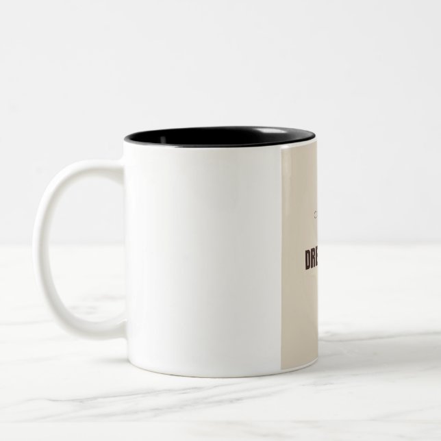 Coffee Driven Dream Chaser Motivational Coffee Lov Två-Tonad Mugg (Vänster)