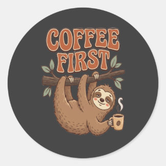 Coffee First Funny Sloth T-Shirt Runt Klistermärke