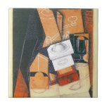Coffee Grinder av Juan Gris, Vintage Cubism Art Kakelplatta<br><div class="desc">Kaffe Grinder (1916) av Juan Gris (1887-1927) är en vintage abstrakt cubist bra Art-målning. Ett liv med en gammaldags kaffebryggare, en antika handkvarn med en manuell konisk brännare. På ett kök är bord också ett glas, en kopp och en sked. Om konstnären: José Victoriano González-Pérez (1887-1927) var en spansk målare...</div>