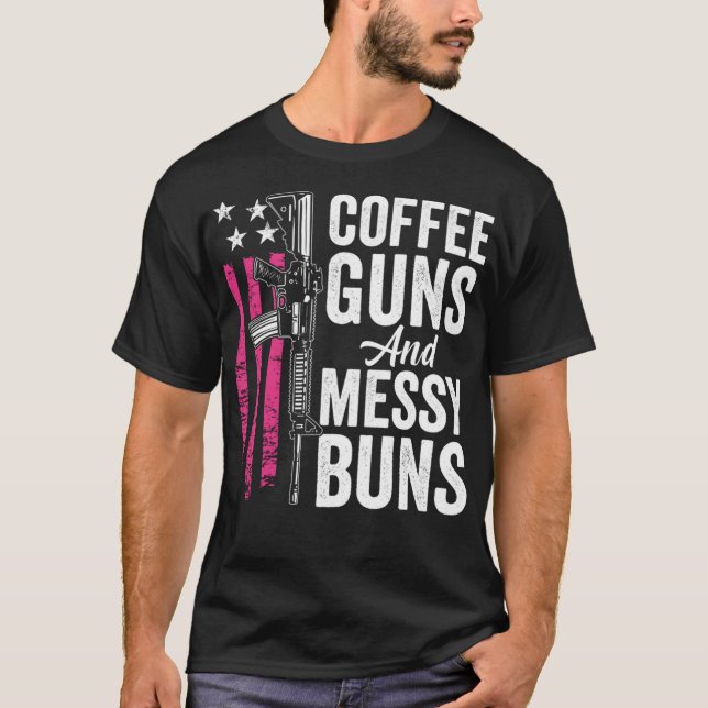 Coffee Guns and Messy Buns - Rosa AR15 USA Funny W T Shirt (Framsida)