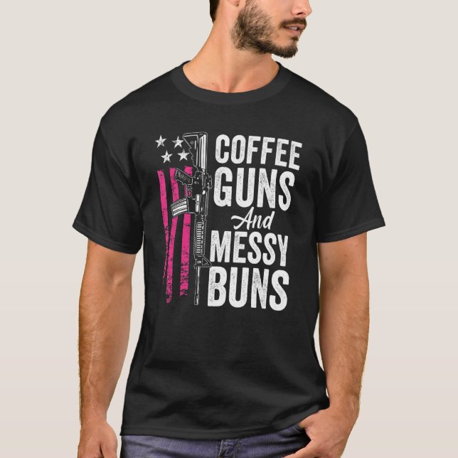 Coffee Guns and Messy Buns - Rosa AR15 USA Funny W T Shirt (Framsida)