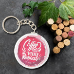 Coffee Hustle Vin Repeat Nyckelring<br><div class="desc">Nyckelkedjan för rundknappar har roligten "Upprepa Vin för kaffe" på en röd vin-fläck. Nyckelkedjor gör minnesvärda gåvor för familj och vänner eller skapar för dig själv.</div>