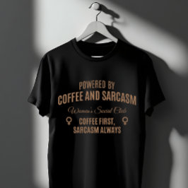Coffee & Sarcasm: Kvinnors Sociala Klubb T Shirt
