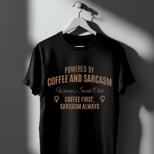 Coffee & Sarcasm: Kvinnors Sociala Klubb T Shirt