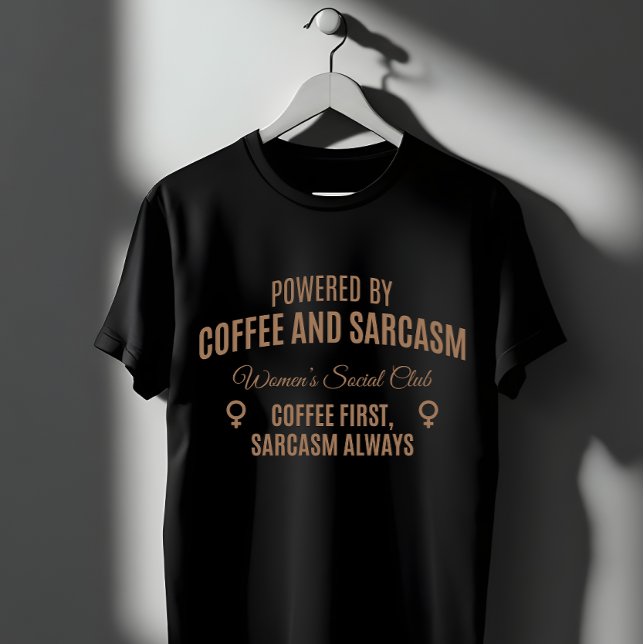 Coffee & Sarcasm: Kvinnors Sociala Klubb T Shirt (Skapare uppladdad)