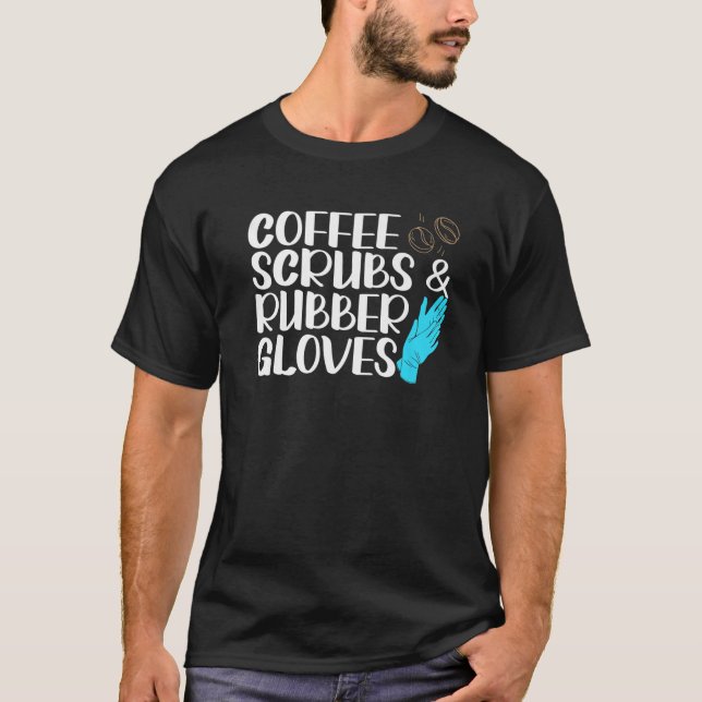 Coffee Scrubs And Rubber Gloves Dentist Dental Den T Shirt (Framsida)