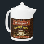 Coffee shopmuggen skapar din egna beställnings-<br><div class="desc">Denna kaffe-themed tekanna är perfekt för någon som kör deras egna coffee shop eller har ett kaffetema i deras hem- kökdekor. Gjort i retro brunt, orange, beige och gult, presenterar denna espresso/den cappuccino inspirerade designen en kopp på en saucer, två personligtextbaner och ord "coffee shop/ny stek/underbar anstrykning" i gult. Koppen...</div>