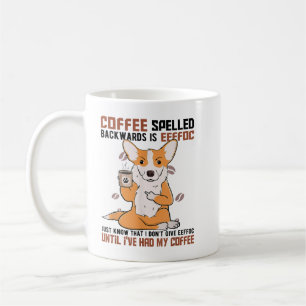 COFFEE-stavade bakåt är EEFFOC Corgi-drickande Kaffemugg