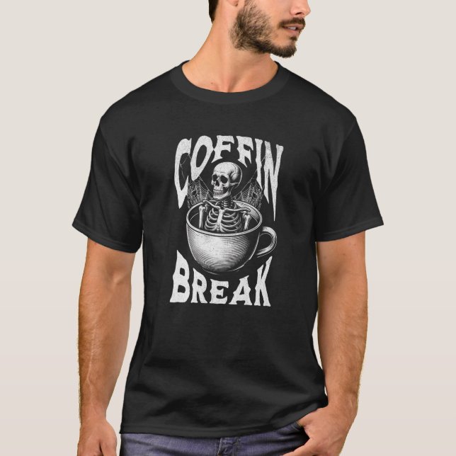 Coffin Break Funny Halloween Skeleton i Coffee Cu T Shirt (Framsida)