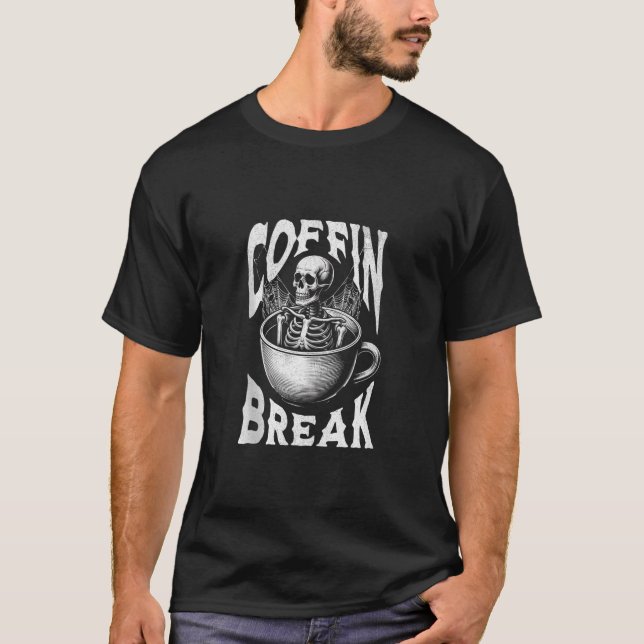 Coffin Break Funny Halloween Skeleton i Coffee Cu T Shirt (Framsida)
