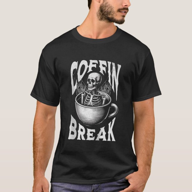Coffin Break Funny Halloween Skeleton i Coffee Cu T Shirt (Framsida)