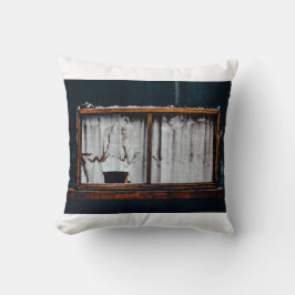 Cojín con decoración de ventana abandonada kudde