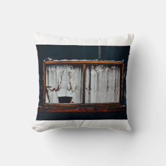 Cojín con decoración de ventana abandonada kudde