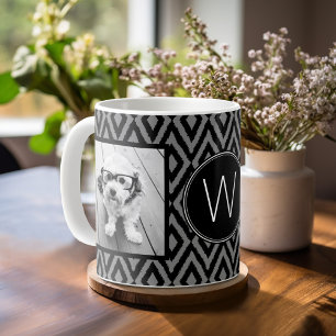 Collage för 2 foto - svart gråa Ikat och Monogra Kaffemugg