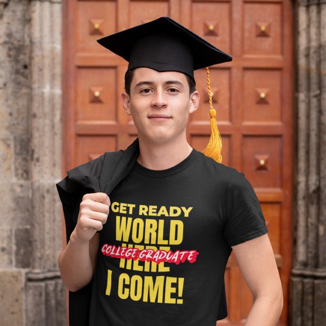 COLLEGE STUDENT - HÄMTA REDOT VÄRLD HÄR I KOM! T SHIRT (Skapare uppladdad)